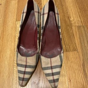 Burberry sz 37.5 plaid pumps